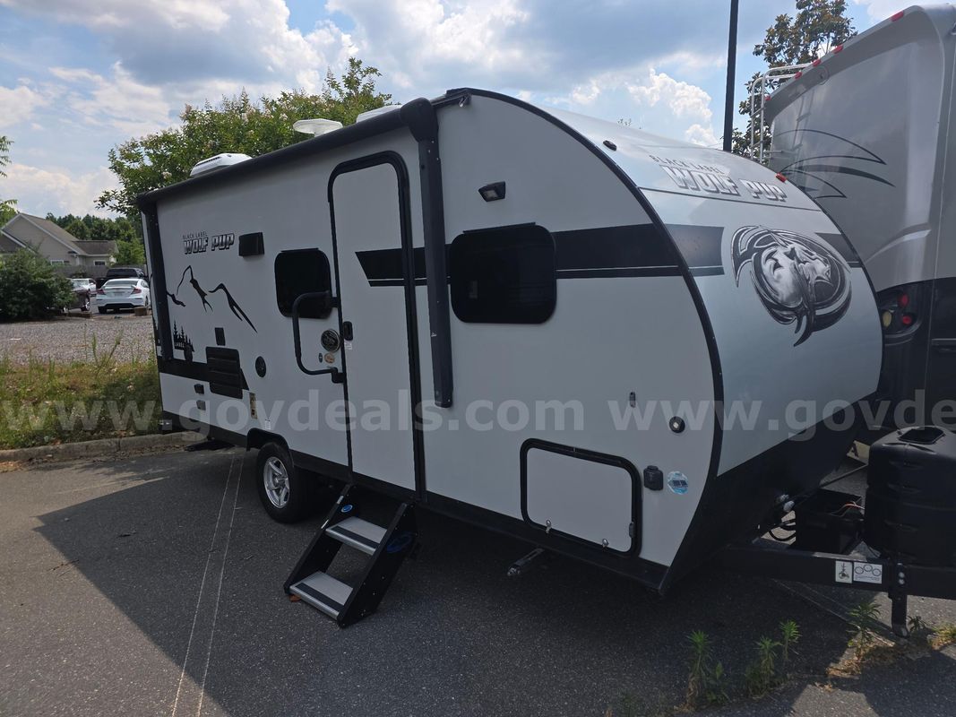 2019 Cherokee Wolf Pup Black Label 16BHS Camper Very Nice