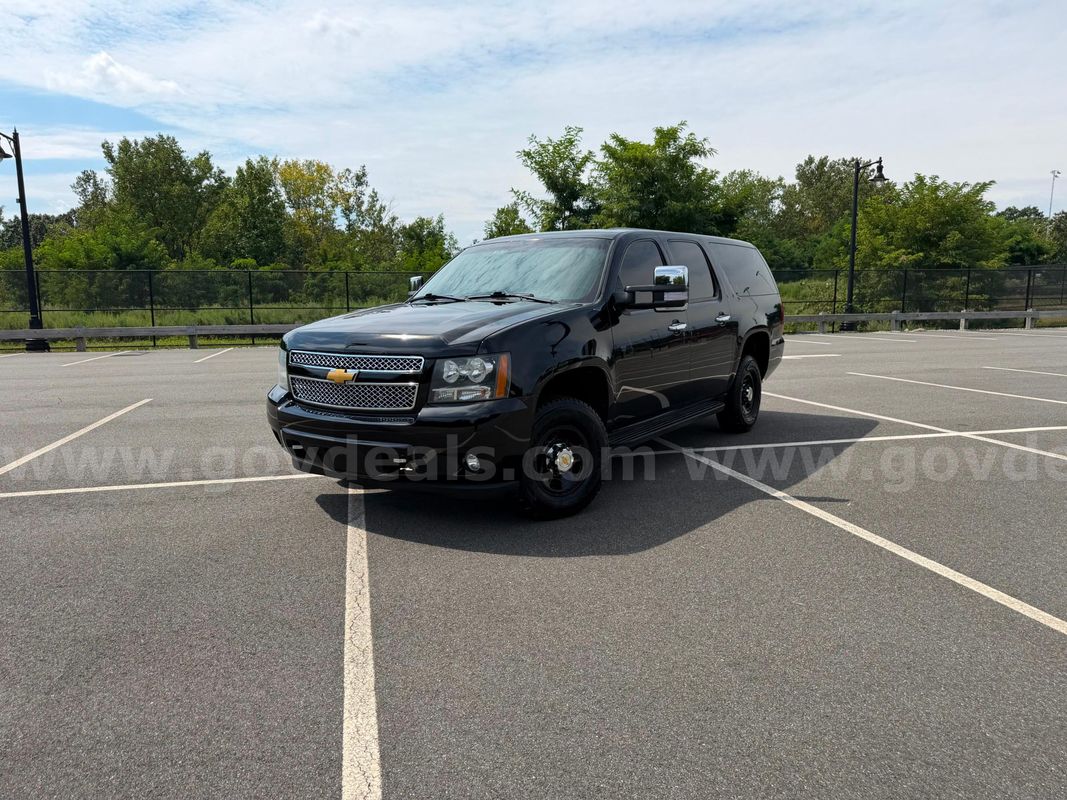 2013 Chevrolet Suburban 2500 4X4 Very Clean! Low Miles!