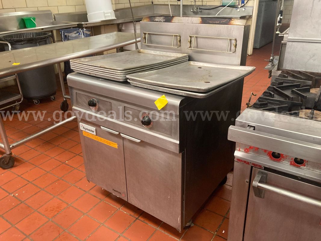 Lot of 2 fryers and 1 range