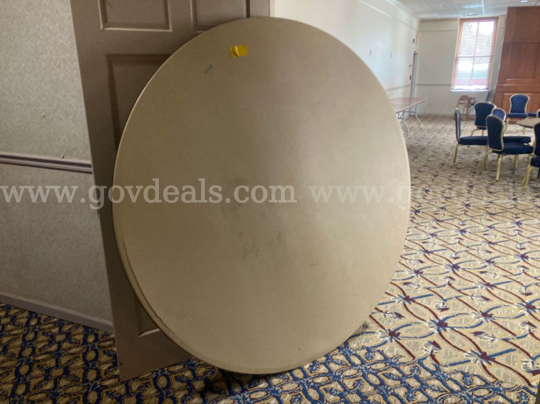 Lot of 25: 6ft plastic banquet tables - collapsible legs
