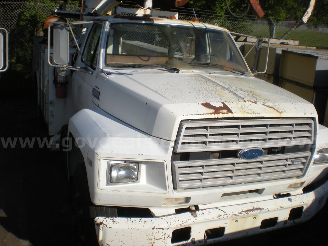 1990 Ford F800F Digger Truck