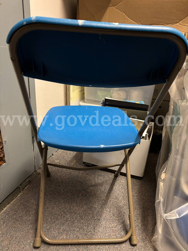 Folding chairs QTY:4