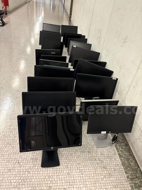 LL81 - HP and Dell Computer Monitors QTY: 25