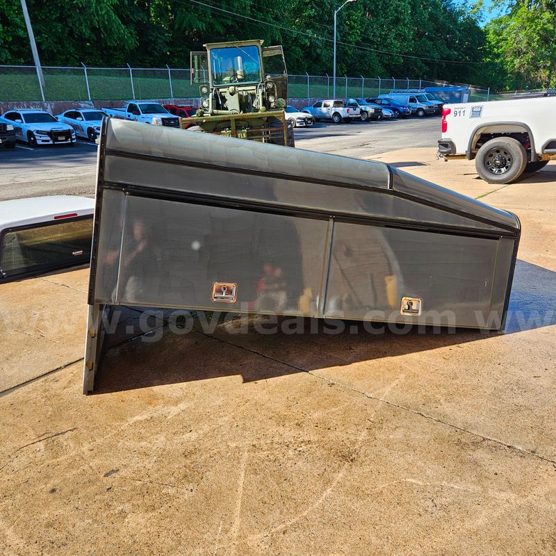 Truck bed cap for pickup truck