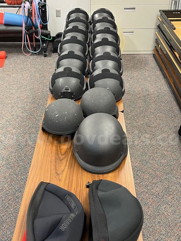 Lot of 15 ballistic helmets.