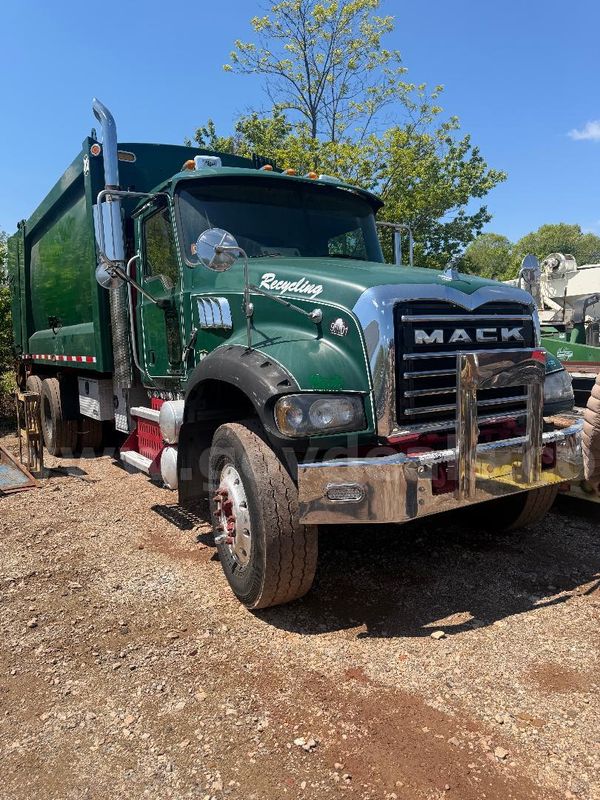 2009 Mack Granite Garbage Recycling Truck