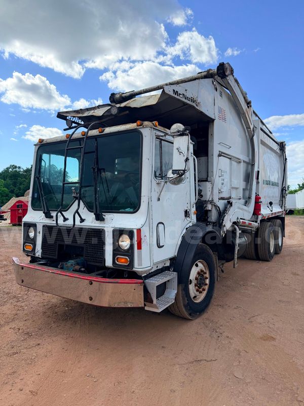 2005 Mack MR688S