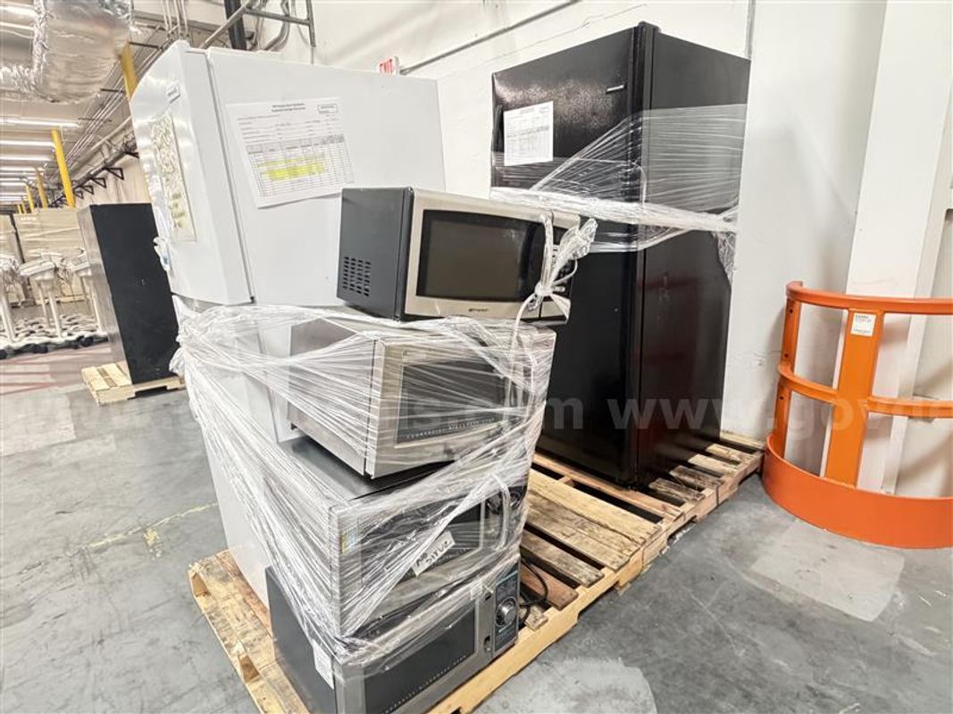 2 FRIDGES & 4 MICROWAVES