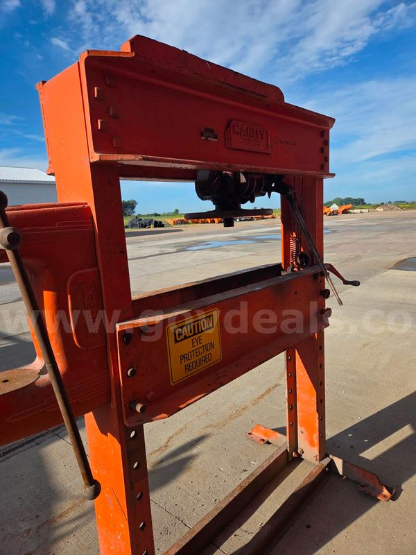 Hydraulic press.
