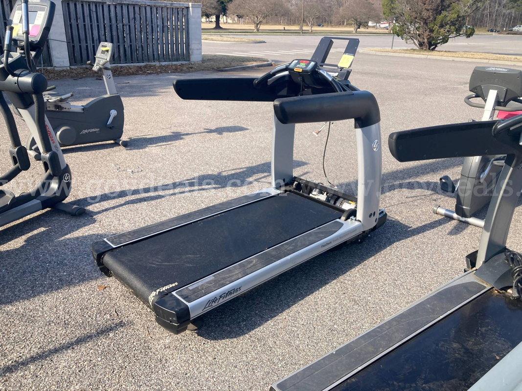 Life Fitness 95T Treadmill - missing parts - not working
