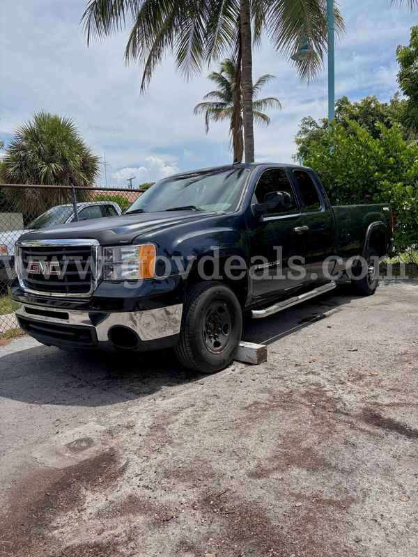 2007 GMC Sierra Classic 2500HD Work Truck Ext. Cab 4WD