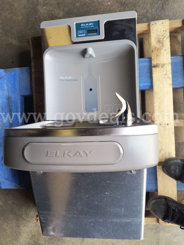 Wall mounted water fountain