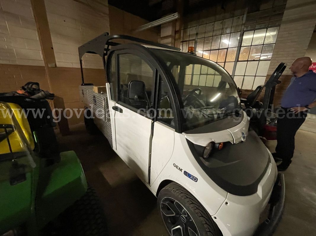 GEM eL XD Electric Utility Vehicle - 2,692 Miles - Enclosed Cab