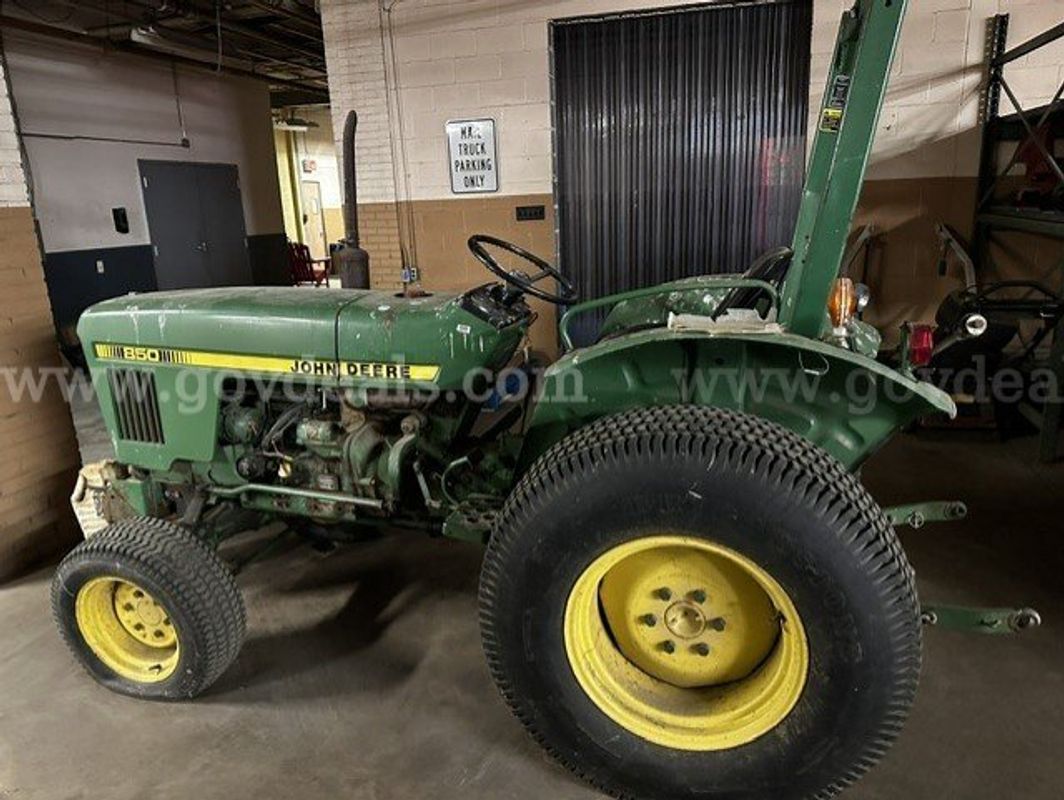 John Deere 850 Compact Utility Tractor - Operational