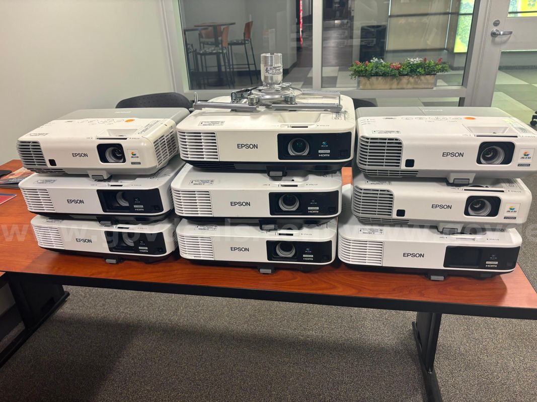 Lot of 9 Projectors and Mount