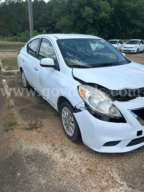 2014 Nissan Versa 1.6 S 5M
