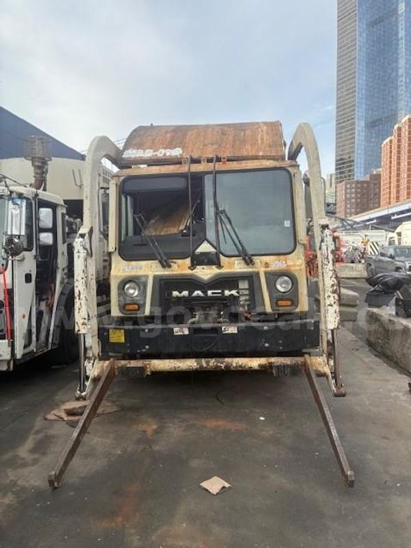 2017 Mack MRU613