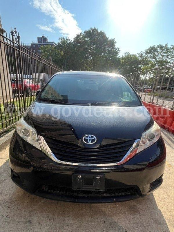 2013 Toyota Sienna LE FWD 8-Passenger V6