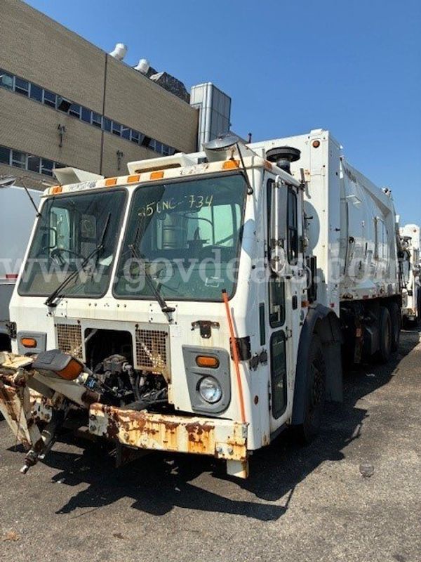 2013 Mack LEU633 Garbage Truck