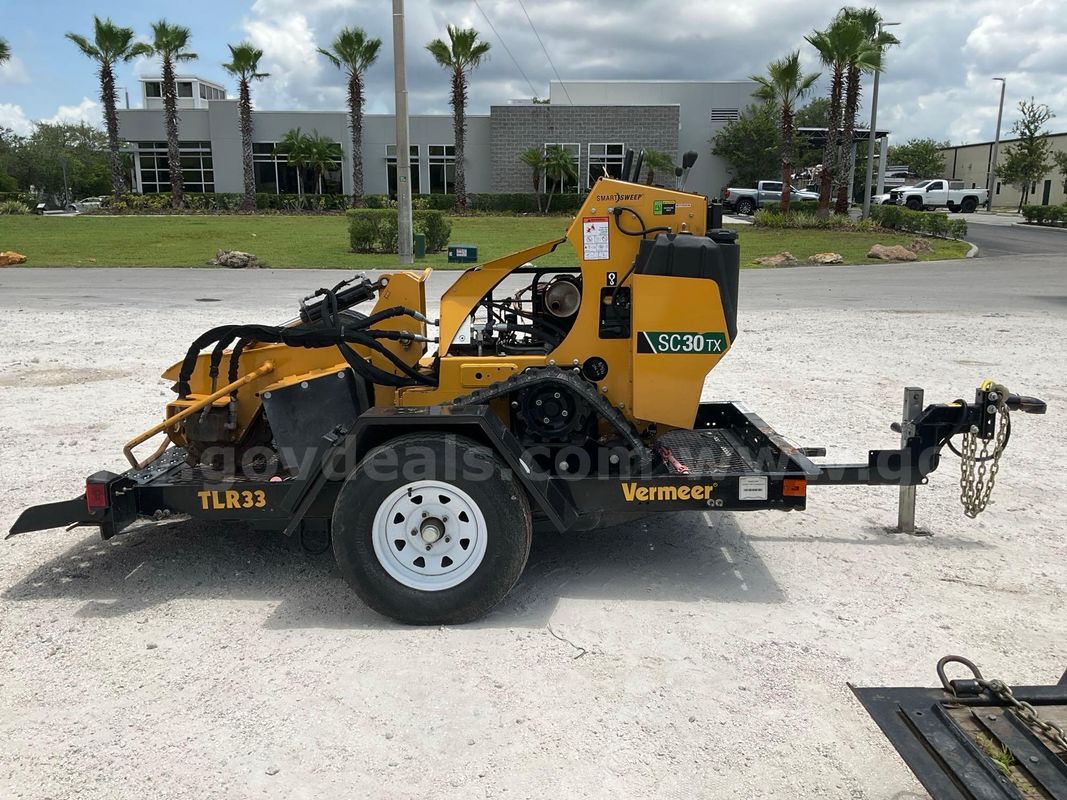 VERMEER COMPACT STUMP GRINDER MODEL SC30TX WITH VERMEER TRAILER MODEL TLR33