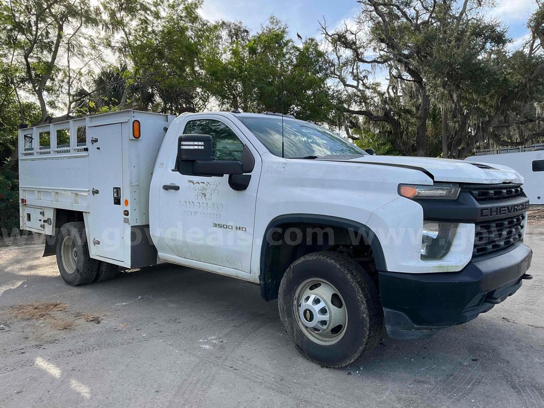 2020 CHEVROLET SILVERADO 3500HD UTILITY TRUCK W/ AIR COMPRESS AND LIFT GATE ATTACHED
