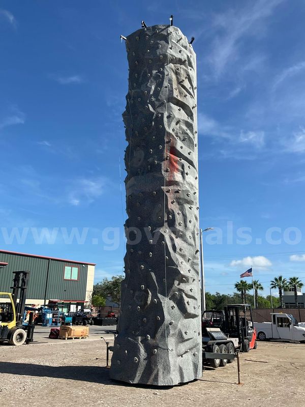 MOBILE ROCK CLIMBING WALL; APPROX 35FT 2010 EXTREME ENGINEERING EVEREST GALAXY