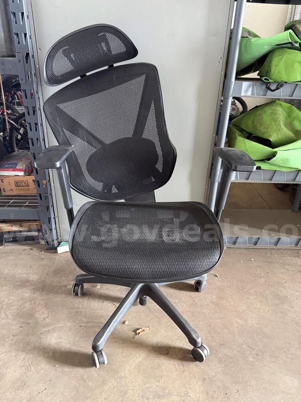 Rolling Office Chair - Broken