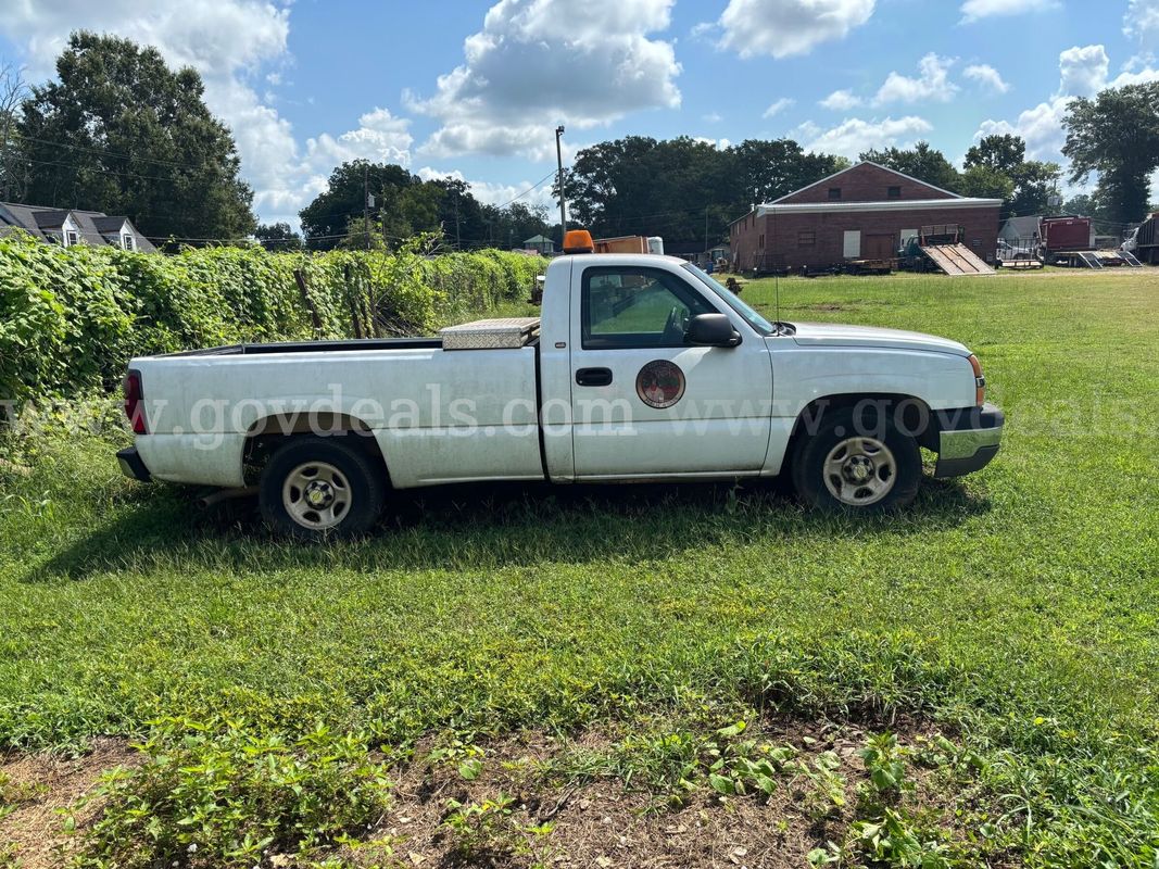 2004 Chevrolet Silverado 1500 Work Truck Long Bed 2WD