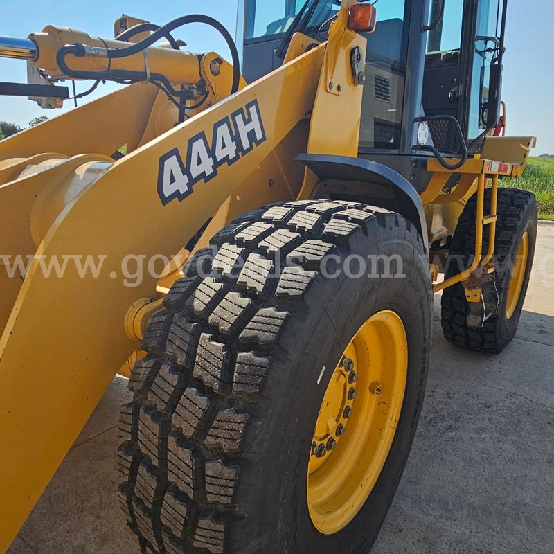 2004 John Deere 444H Loader