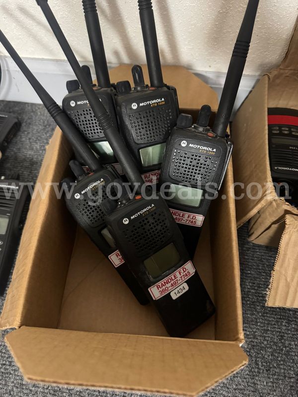 Motorola XTS 1500 Portable Radios – 5 Unit lot