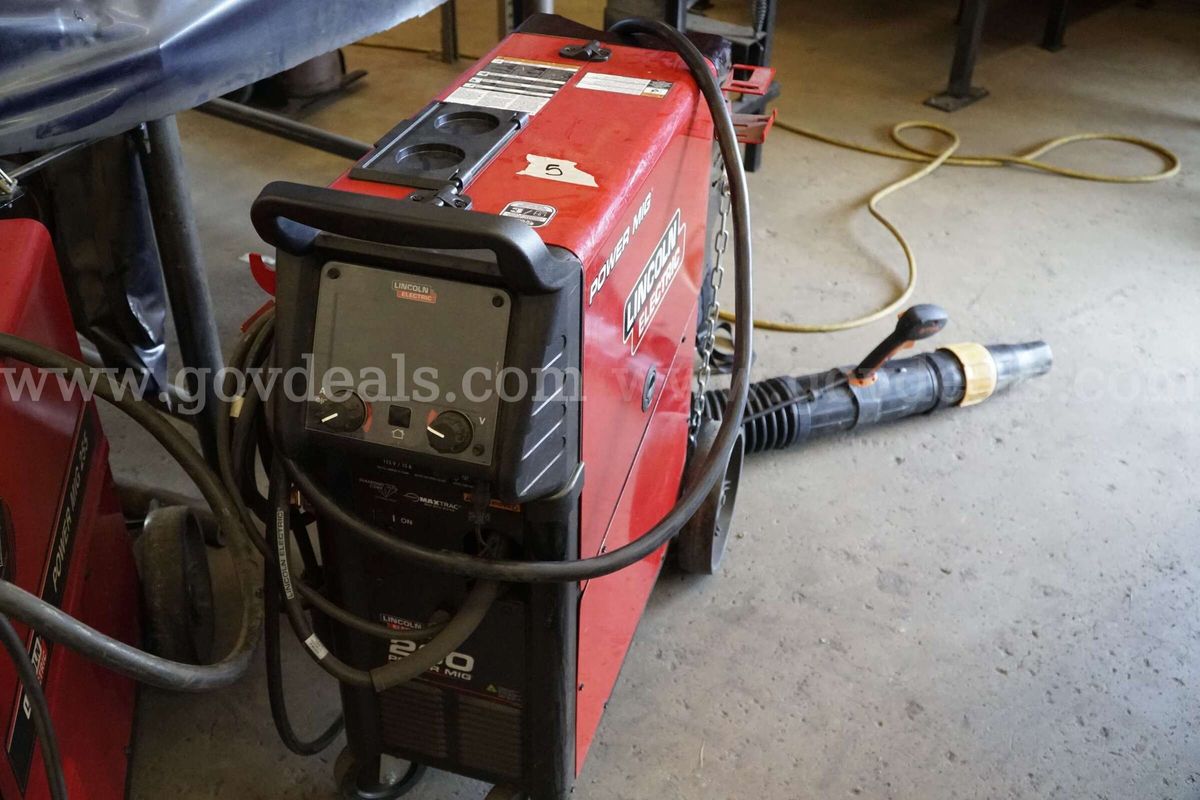 WELDING MACHINE 5 LINCOLN ELECTRIC POWER MIG 260