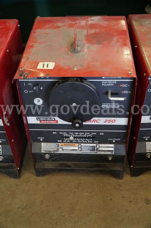 WELDING MACHINE 11 LINCOLN ELECTRIC IDEALARC 250