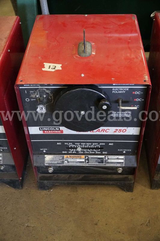 WELDING MACHINE 12 LINCOLN ELECTRIC IDEALARC 250