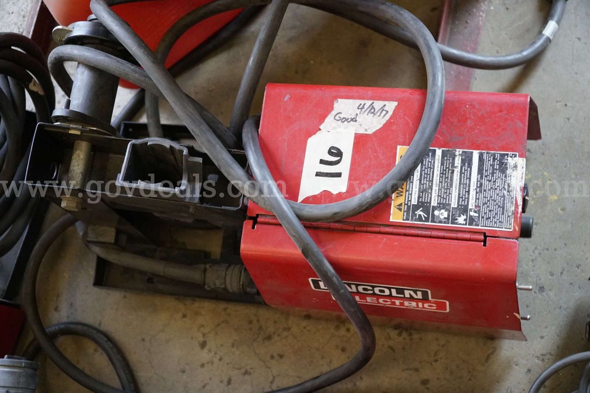 WELDING MACHINE 16 LINCOLN ELECTRIC MIG WELDER