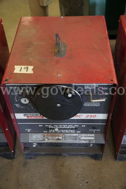 WELDING MACHINE 19 LINCOLN ELECTRIC IDELARC 250