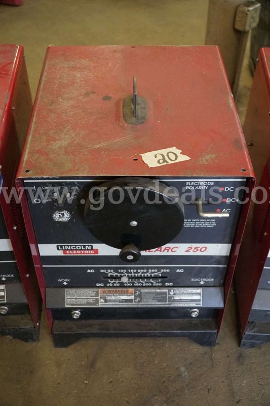 WELDING MACHINE 20 LINCOLN ELECTRIC IDELARC 250