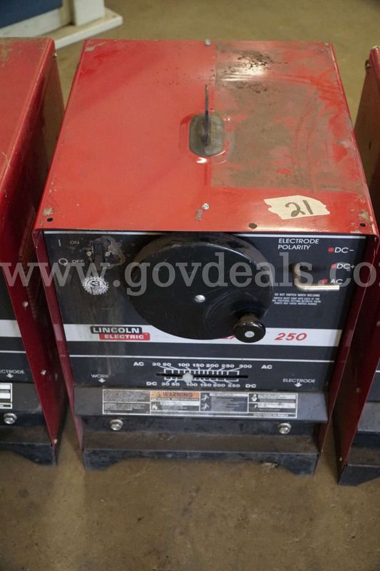 WELDING MACHINE 21 LINCOLN ELECTRIC IDELARC 250