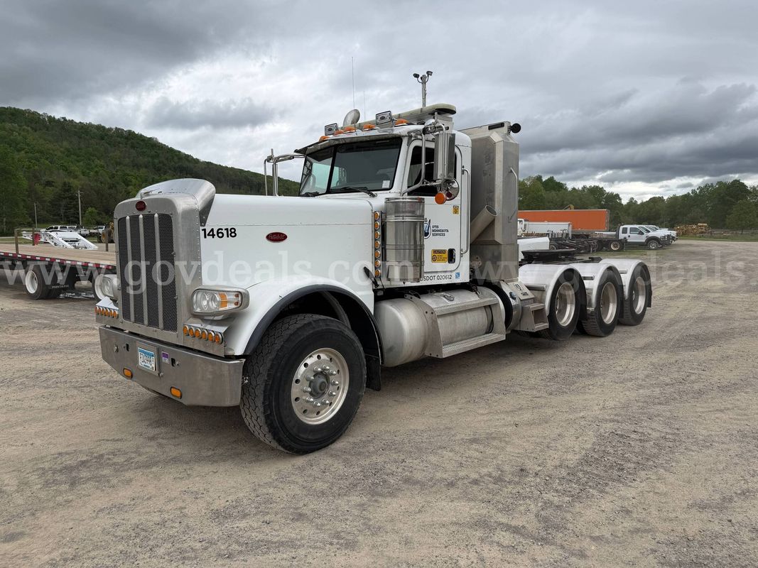2012 Peterbilt 389 8x4 Heavy Haul Tri/A Day Cab Truck Tractor