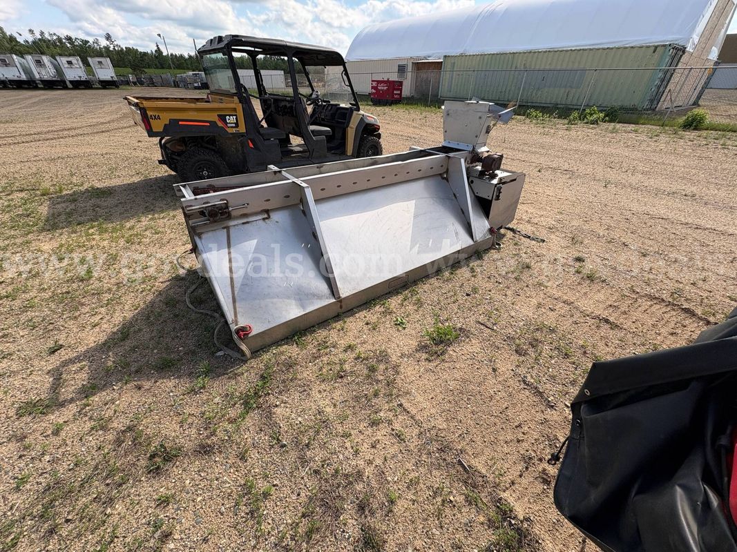 Hiniker Dual-Auger V-Box Spreader