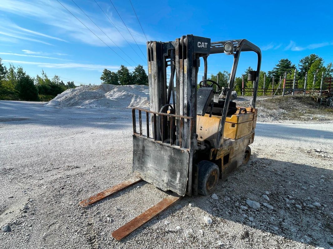 1989 Caterpillar T40DSA Pneumatic Tire Forklift-Inoperable