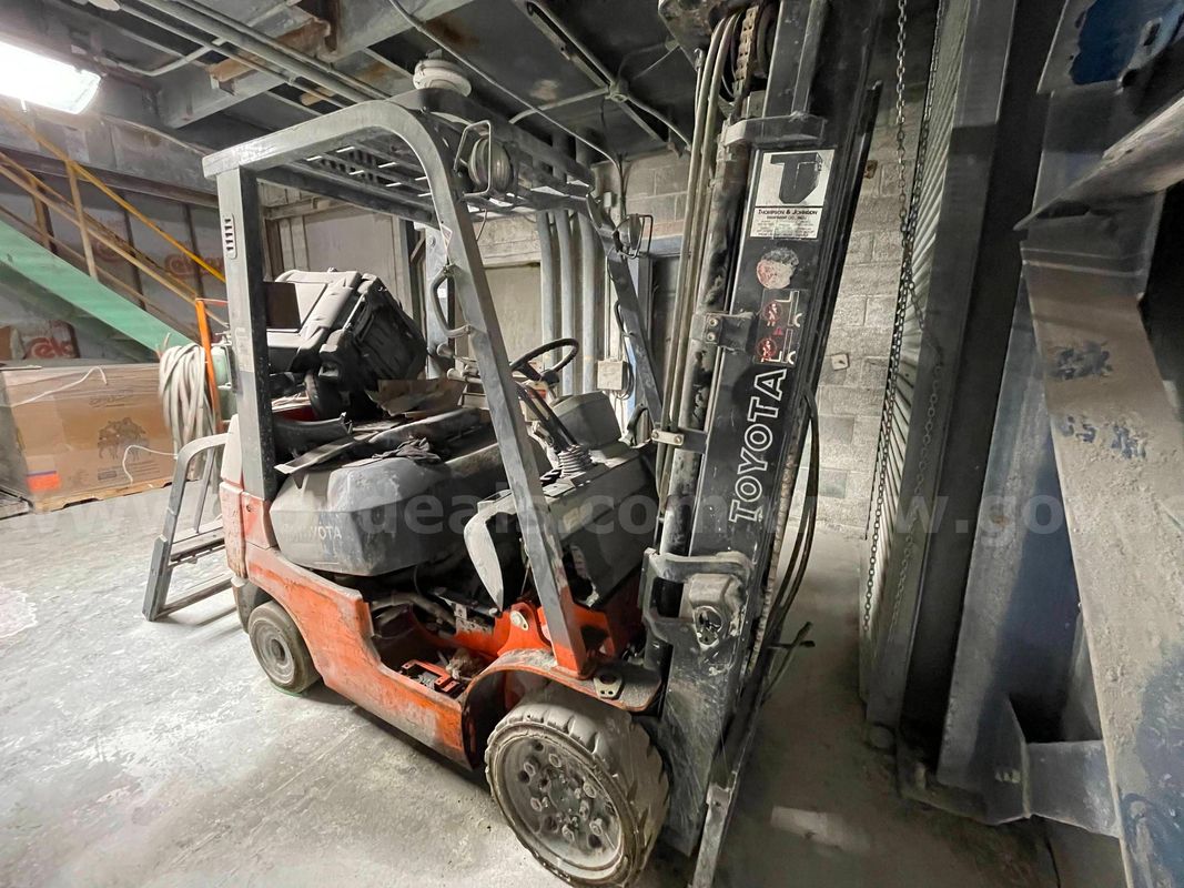 2001Toyota 7FGCU25 Pneumatic Tire Forklift-Inoperable