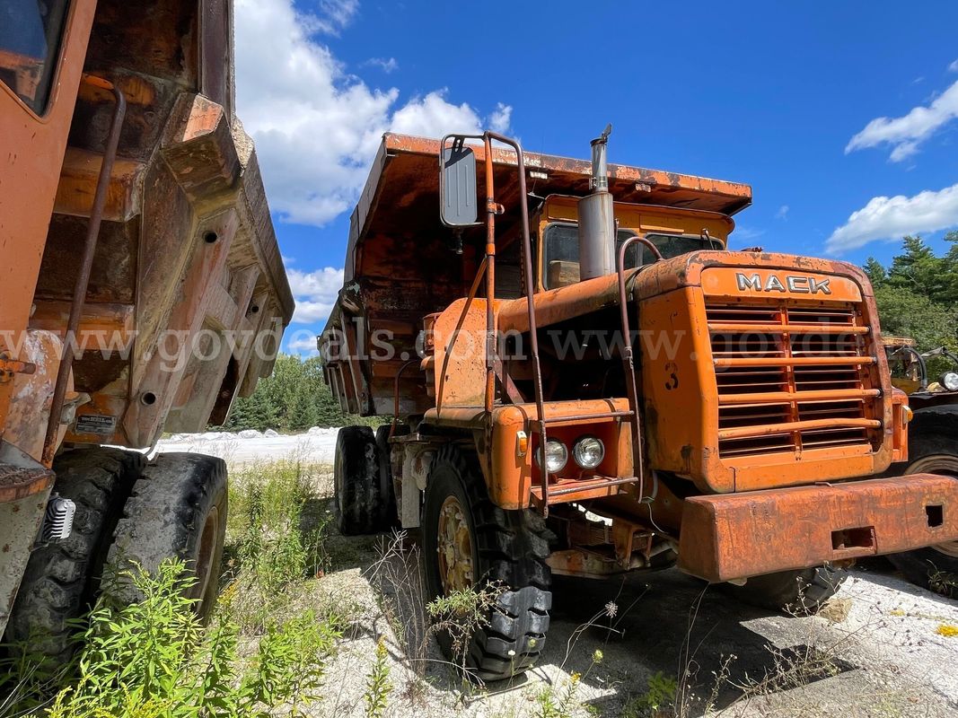1973 Mack M-20X Mechanical Drive Rear Dump-Inoperable