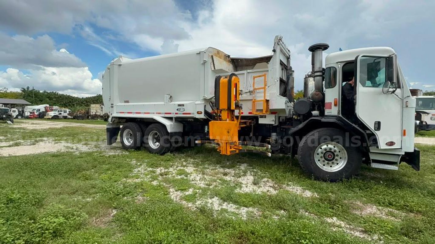 2018 Peterbilt 520 ASL garbage truck with Labrie