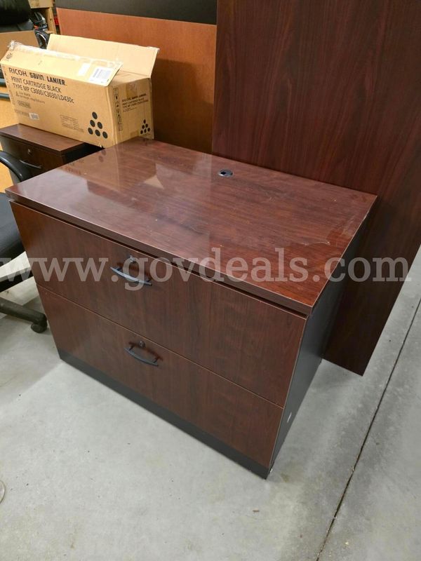 Lateral file with lock