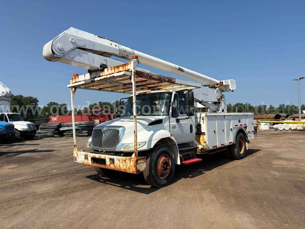 2005 International 4300 SBA S/A Bucket Truck