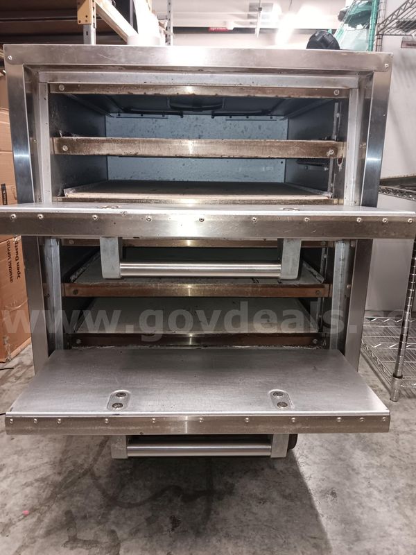 Used Bakers Pride P-44S Electric Countertop Pizza and Pretzel Oven - 208V, 1 Phase, 7200W