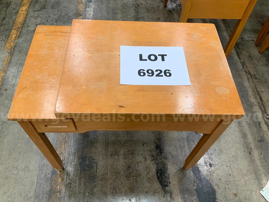 Sewing Machine w/Table