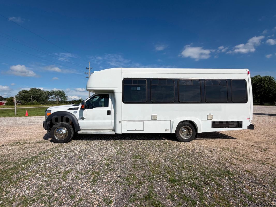 2013 Ford F-450 SHUTTLE BUS DIESEL HANDICAP WHEELCHAIR LIFT