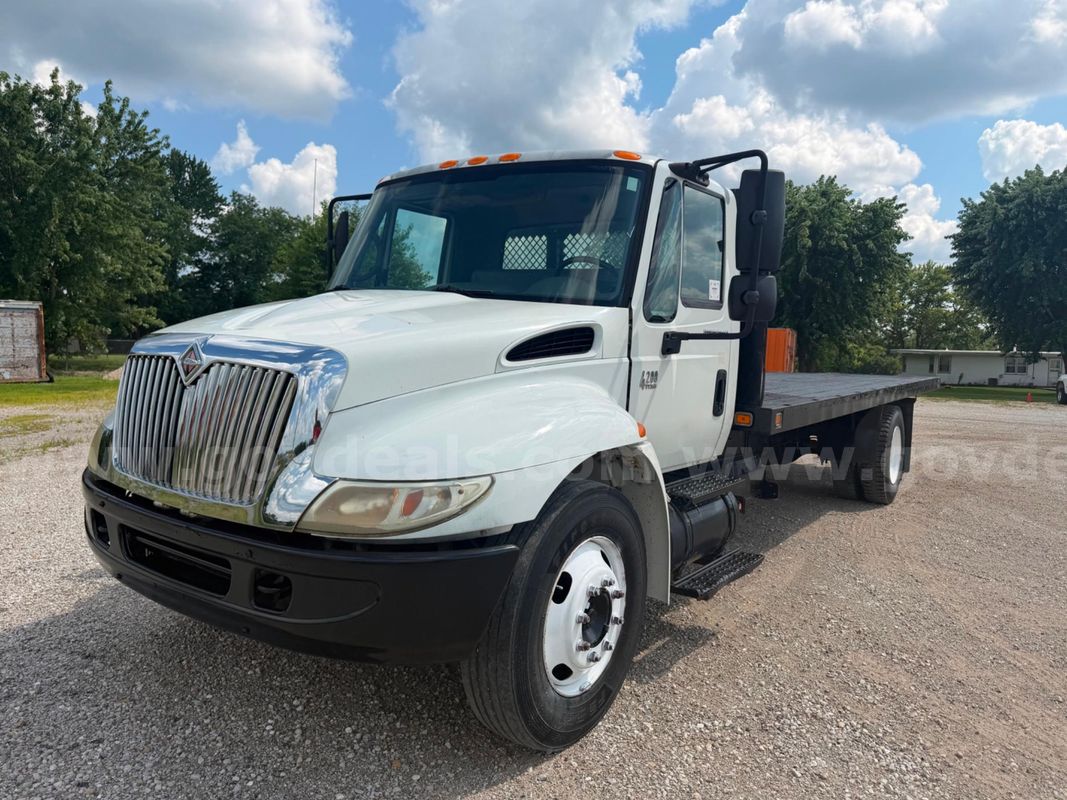 2005 International 4300 22 Ft Flatbed Truck