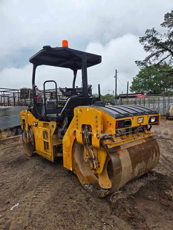 2018 Caterpillar CB7 Asphalt Roller